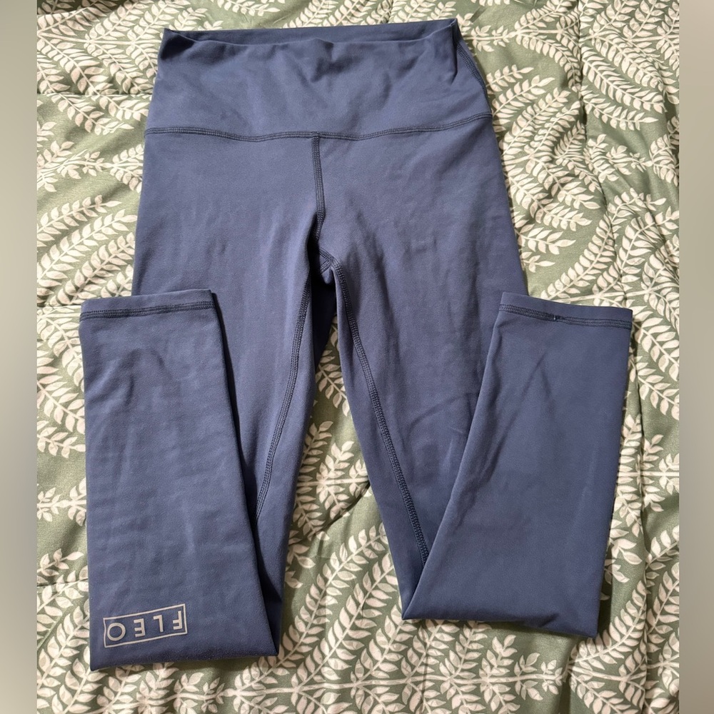 Fleo 25” dark blueish purple leggings size medium